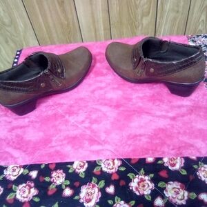 Women's Easy Street Brown Faux Leather Booties Ankle Boots Size 8 Slip on Zipper